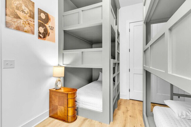 Building Photo - 554 Rosedale Ave