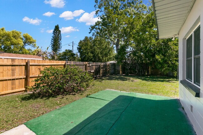 Building Photo - Home For Rent in St Petersburg!