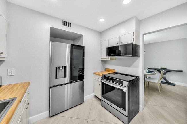 Building Photo - 170 N Ocean Blvd