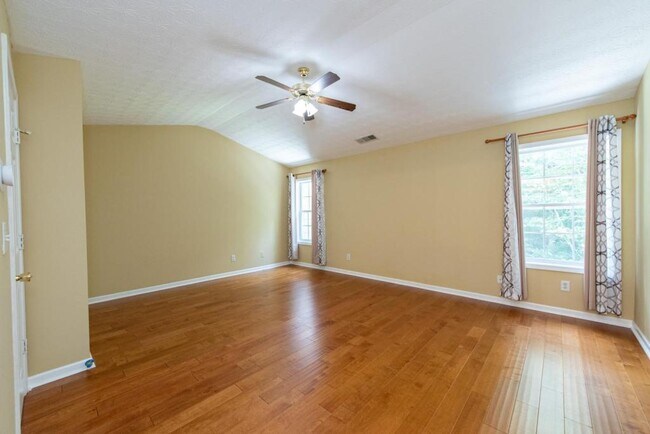 Building Photo - 2227 Longmont Dr