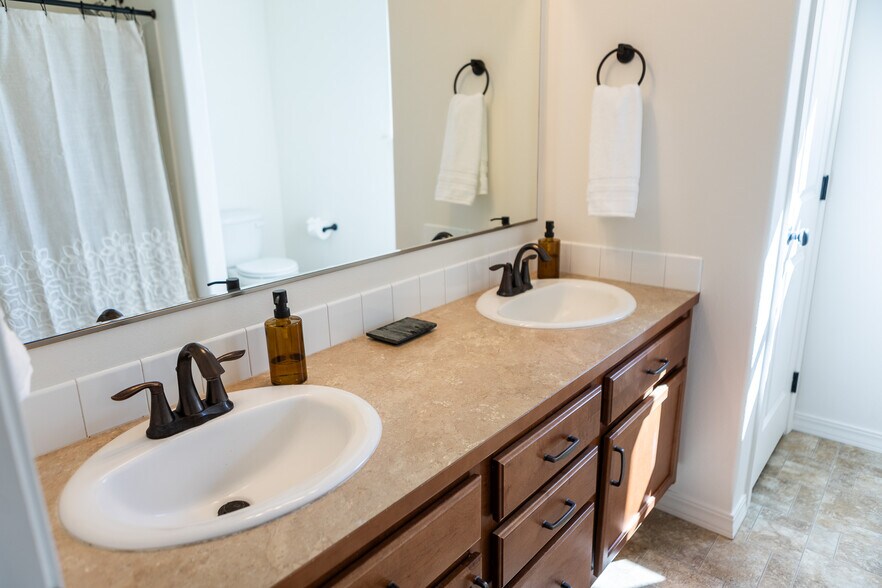 Upstairs Master Bathroom - 1280 SW Selway Ln