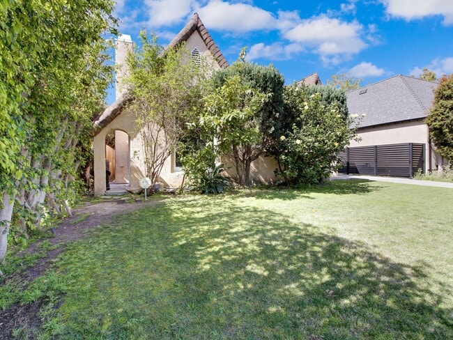 Building Photo - 203 S Stanley Dr