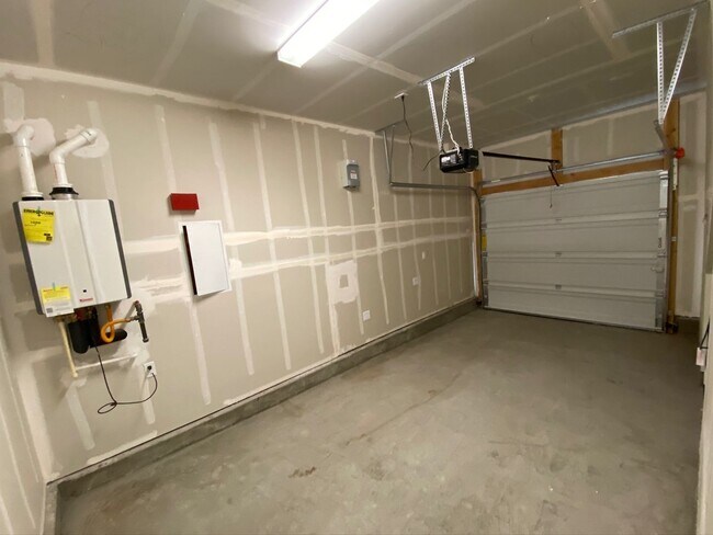 Building Photo - First Month Rent: FREE (with approved lease terms)