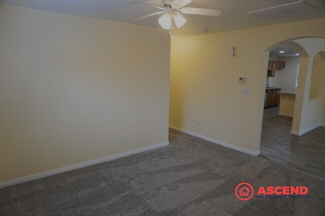 Building Photo - North Bakersfield 3 Bed + Den | Spacious Yard