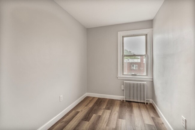 Building Photo - Newly Renovated 5BR/2BA Row home