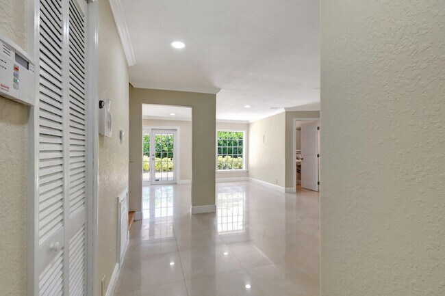 Building Photo - 4610 Pine Tree Dr