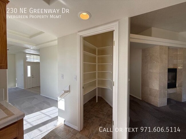 Building Photo - 230 NE Greenway Dr