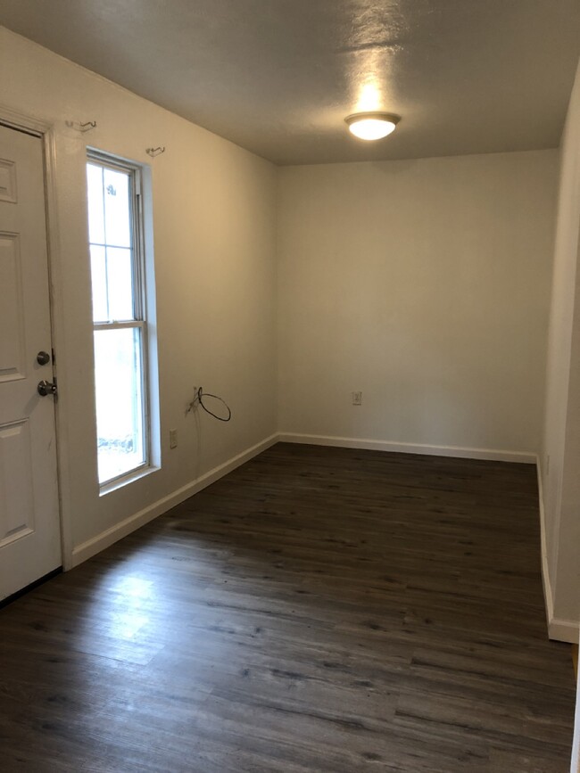 View of front entrance and dining/breakfast nook - 116 Frawley St