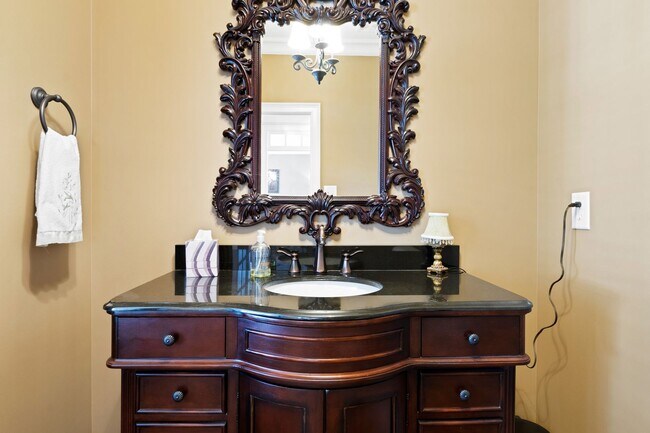 Building Photo - Elegant 5 bedroom home in Bedford!