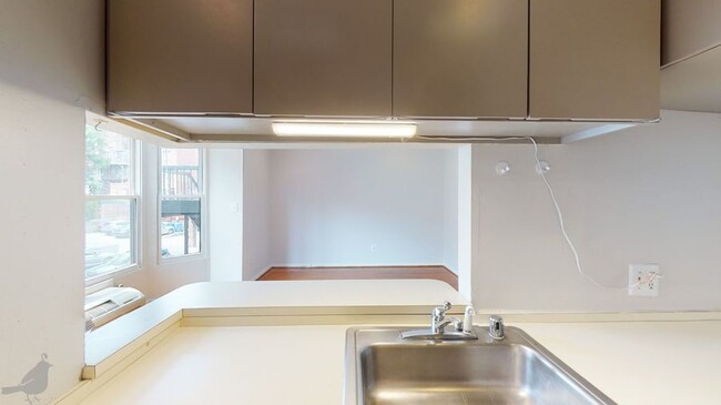 Building Photo - Stylish Studio in Adams Morgan! Amazing Lo...