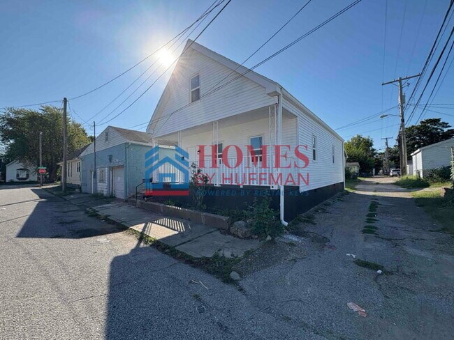 Building Photo - Three Bedroom House | Move in Special