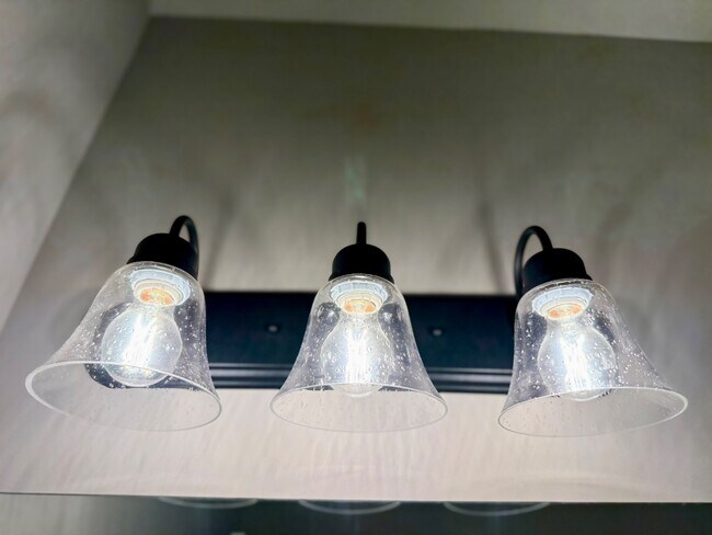 Building Photo - 4364 Ravenwood Park W