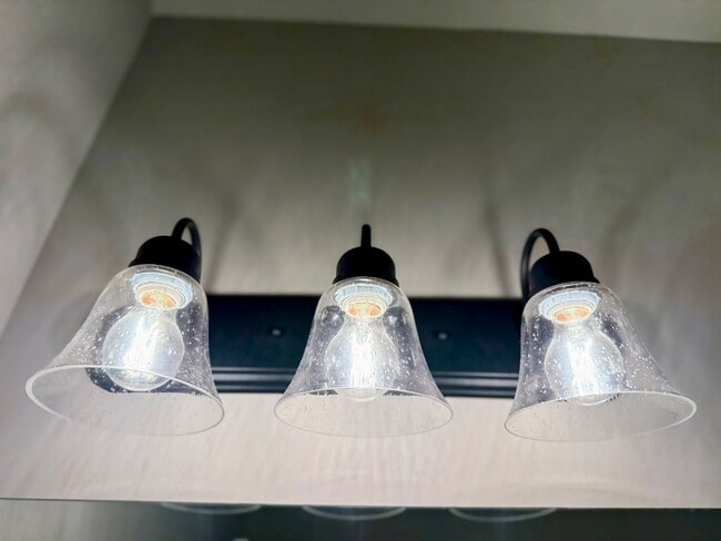 Building Photo - 4402 Parkcrest Dr