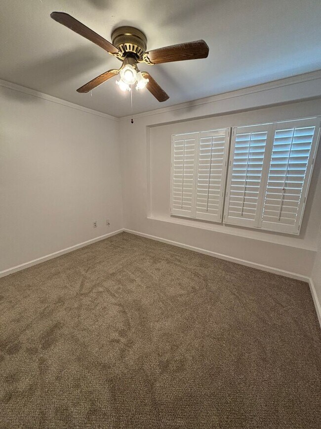 Building Photo - 4122 Aragon Dr