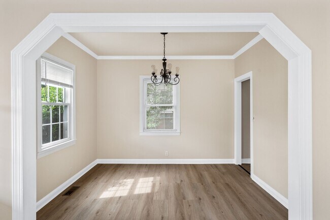 Building Photo - Charming Cottage in sought after Old Hicko...