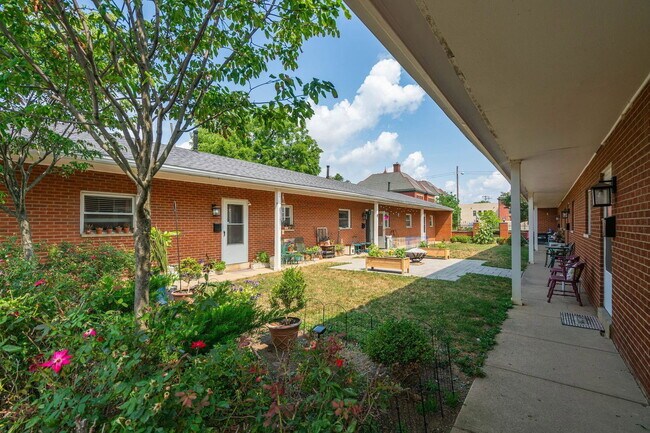 Building Photo - 133 E Markison Ave