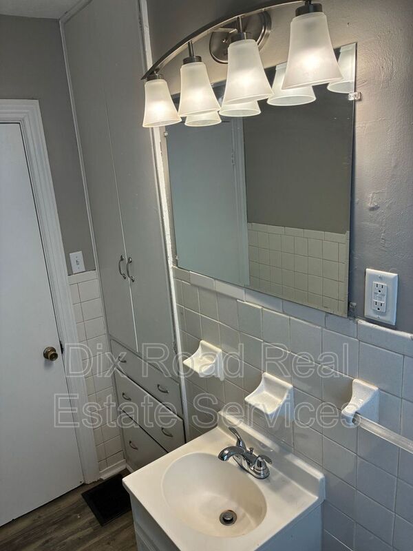 Building Photo - 112 Iroquois Ave