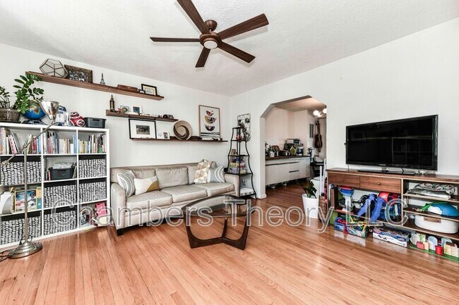 Building Photo - 509 E Luray Ave