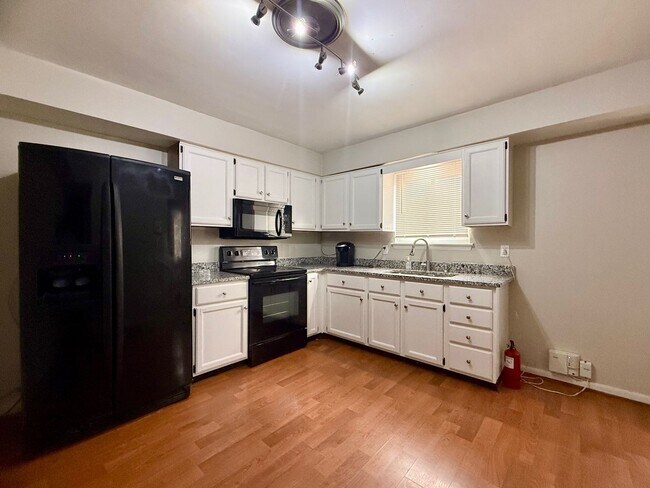 Building Photo - Charming 3-Bedroom Townhome with Fenced Yard