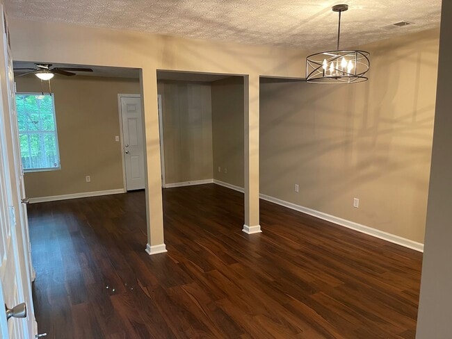 Building Photo - Fresh Renovation, 3 Bedroom Townhouse