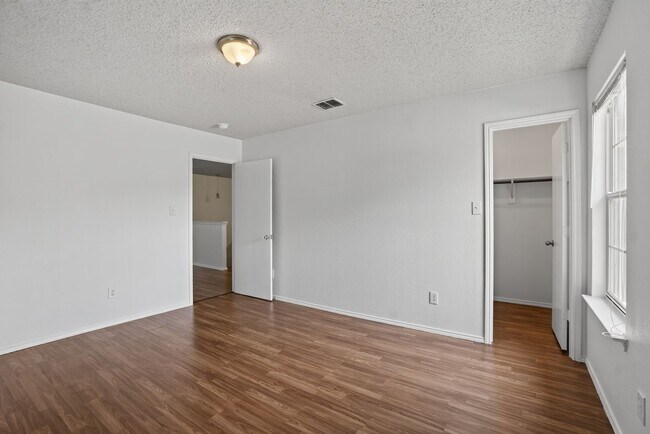 Building Photo - 5-bedroom, 3 bathrooms House for Rent