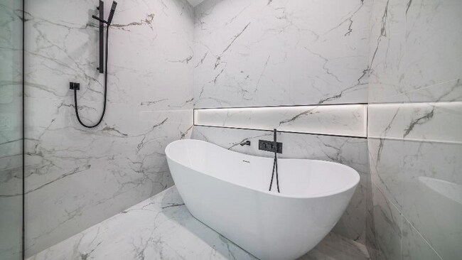 Building Photo - 2024 W Irving Park Rd