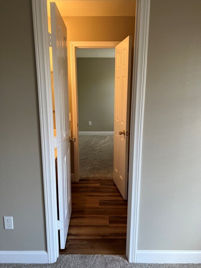 Building Photo - GORGEOUS TOWNHOME FOR IMMEDIATE MOVE-IN