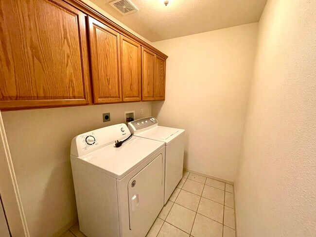 Building Photo - 3 Bedroom Home in Great Neighborhood!