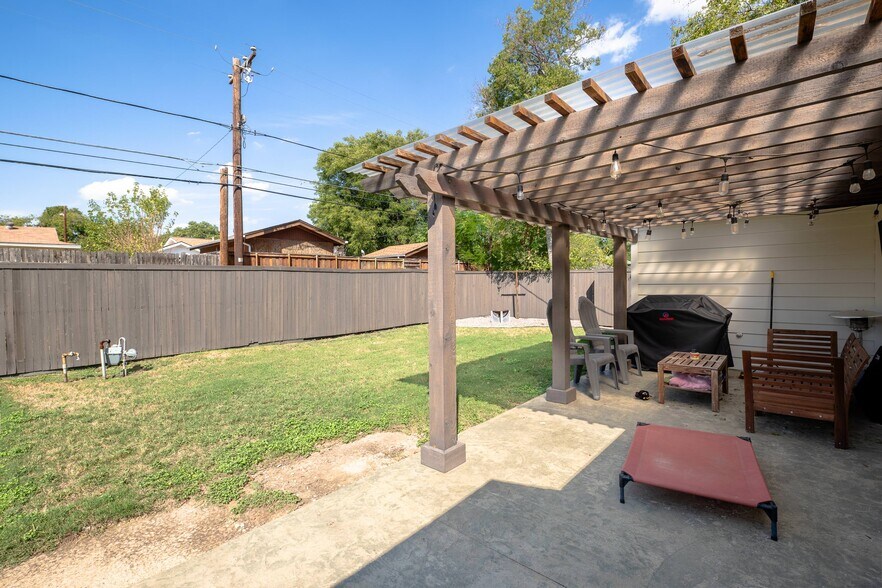 Building Photo - 4731 Wateka Dr