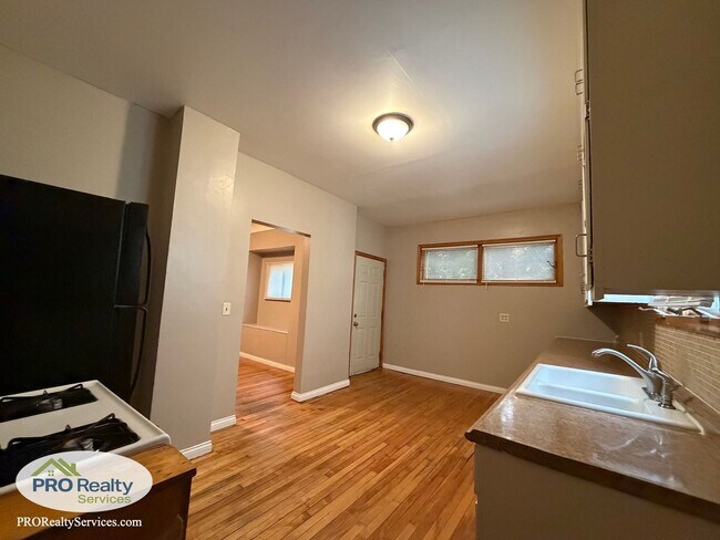 Building Photo - Charming 3 Bedroom Home
