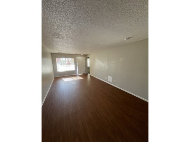 Building Photo - Light and bright three bedroom charming ho...