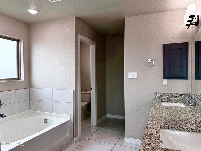 Building Photo - 12824 Linstead Ave