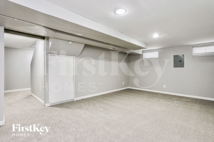 Building Photo - 215 Coachman Way