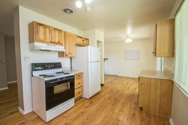 Building Photo - 3375 Moorhead Ave