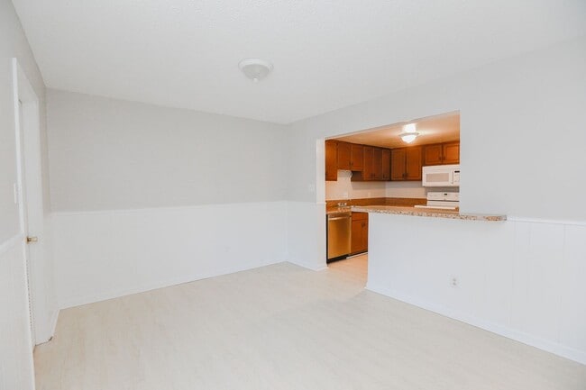 Building Photo - Spacious Townhome Updated Throughout!