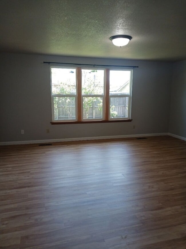 Building Photo - Introducing a meticulously maintained 3 bedroom, 2 bath gem!