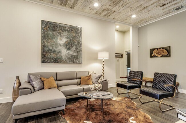 Building Photo - Fully Furnished Sleeps 8 with 3 Full Bedrooms and 3 full baths  Parking behind the secured gate