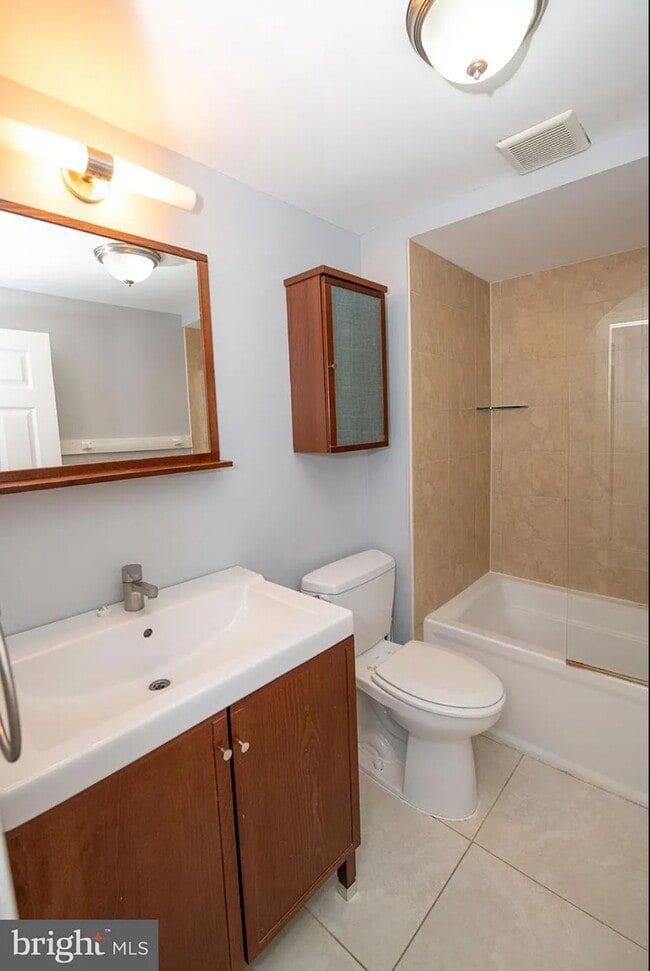2nd Floor Full Bath - 3803 Sharp St