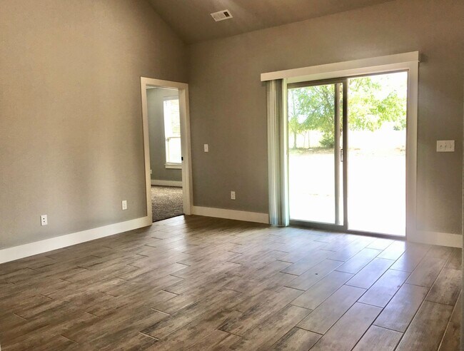 Building Photo - ***212 Alder Street***