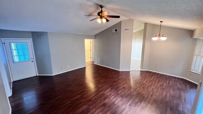 Building Photo - Beautiful 3/2 Home Located In Waterford La...