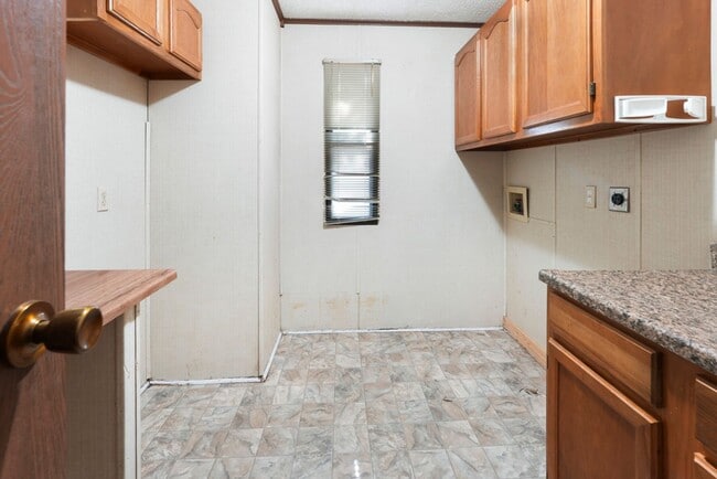 Building Photo - Charming Home Awaits: Spacious & in a Prime Location