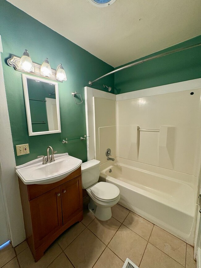 Building Photo - 2 bed 1 bath Home Near the Historic District