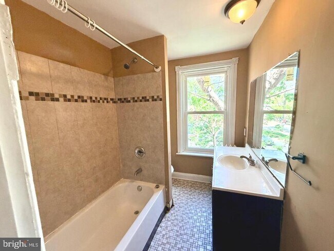 Building Photo - 400 W 3rd St