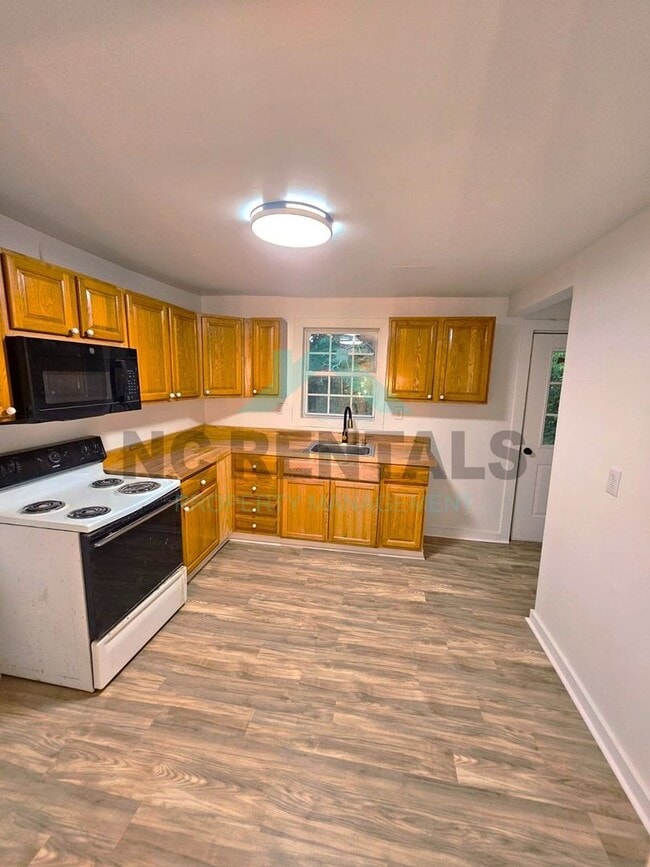 Building Photo - 427 Matthews St