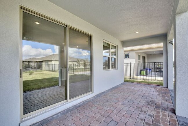 Building Photo - Lovely 4/2 Modern Home with a Fenced Backy...