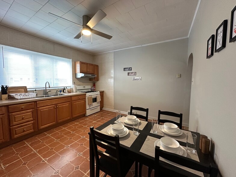 Building Photo - 324 Ella St