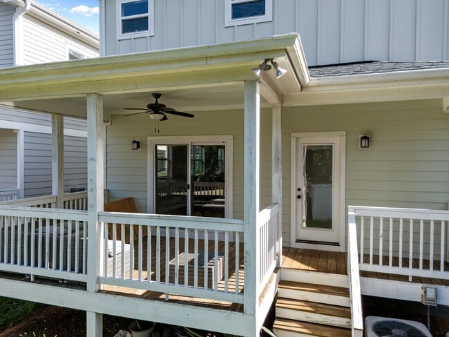 Building Photo - Modern 3 Bedroom home inside Downtown Raleigh, Fenced-in Backyard, Updated Kitchen, Pet Friendly!