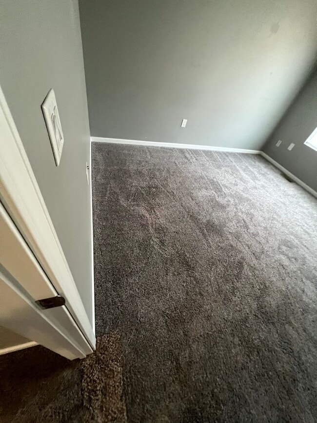 Building Photo - 2 Bedroom, 2.5 Bath Townhome