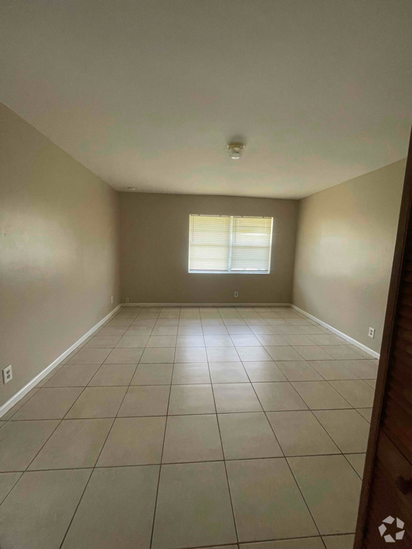 Building Photo - 1570 E Breezy Ln