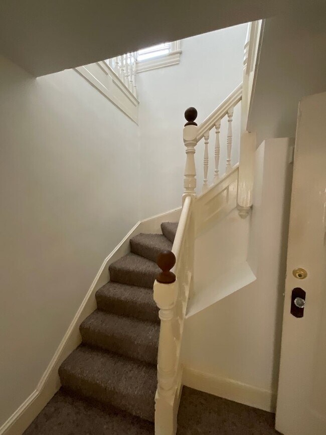 Building Photo - Adorable One Bedroom in Historic Downtown Portsmouth